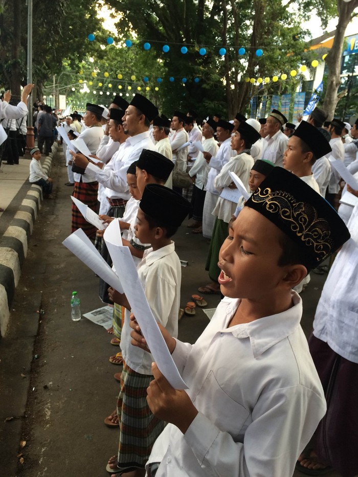 Jelang MTQ, Lantunan Salawat Ribuan Jemaah Bergema di Kota Mataram