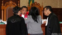 Resepsionis Kafe Olivier, Resmiyati memberikan penjelasan kepada hakim.