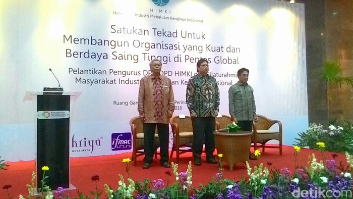 Menperin Airlangga Tantang Pengusaha Mebel Bikin Pabrik di Luar Jawa