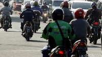 Aksi ini pun sangat membahayakan karena rawan kecelakaan.