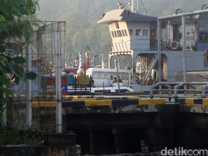 17 Mobil Ambulans Menyeberang ke Pulau Nusakambangan Angkut Peti Mati