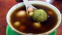 Wedang ronde juga jadi salah satu wedangan hangat yang nikmat. Ada mochi yang kenyang ditambah dengan paduan roti tawar hingga kolang kaling. Foto: Wahyu Setyo Widodo