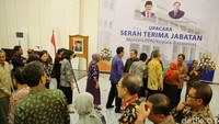 Para pejabat dan undangan memberi selamat kepada Bambang Brodjonegoro.