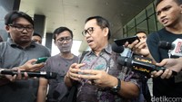 Kepada wartawan usai menjalani pemeriksaan, Yuliadi menyatakan dia diperiksa penyidik seputar tugas dia selaku sekretaris dewan.