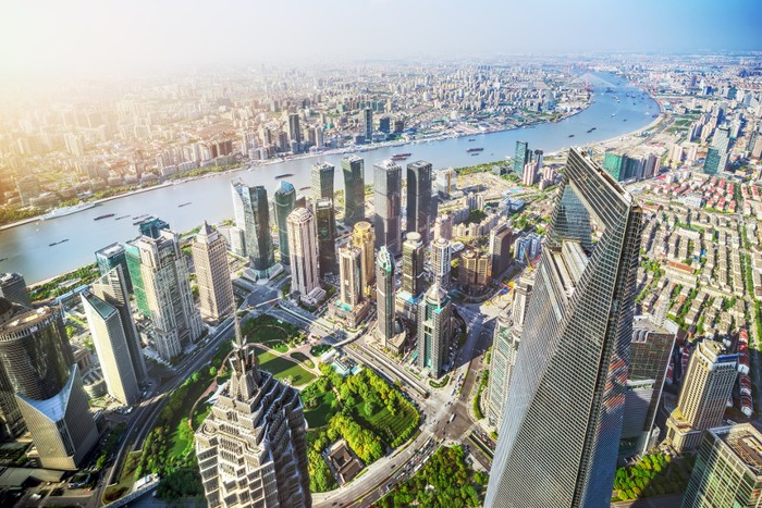 Berjalan Kaki di Puncak Gedung Pencakar Langit Shanghai, Berani?