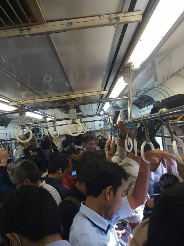 Ada Gangguan Persinyalan, Commuter Line Jalur Bogor Tertahan di UI