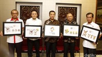 (Ki-ka) Deputi IV Peningkatan Prestasi Olahraga Kemenpora Gatot S Dewa Broto, Kepala Bekraf Triawan Munaf, Menpora Imam Nahrawi, Kepala Staf Kepresiden Teten Masduki, dan Wakil Ketua Umum KOI Muddai Madang menunjukkan loga serta maskot Asian Games 2018.