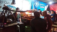 Suasana Angkringan Lik Man di malam hari. Makin malam, makin ramai. Banyak turis dan warga berdatangan untuk wisata kuliner (Sukma/detikTravel)
