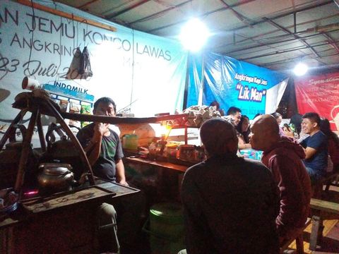 Wisata kuliner Kopi Joss dari Angkringan Lik Man. Foto diambil sebelum pandemi virus Corona. 