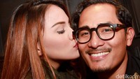 Mereka tak malu-malu mengumbar kemesraan di depan kamera. Pool/Gus Mun/detikFoto.