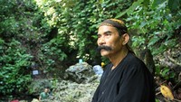Menurut kuncen yang bernama Aa Kumis, konon Gua Cirengganis dahulunya merupakan tempat tapa brata atau semadi Raden Siliwangi keturunan puncak kedua dari Prabu Kian Santang, yakni Prabu Anggalarang (Randy/detikTravel)