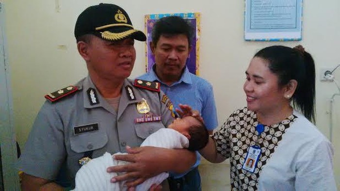 Bayi Masih Hidup Ditemukan Dibuang di Teras Rumah