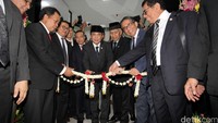 Peresmian ruangan baru MKD ditandai dengan pemotongan rangkaian bunga oleh Ketua DPR Ade Komarudin.