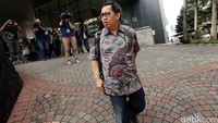 Ia mengatakan, berkas-berkas yang dibawanya tadi ada sebanyak satu dus. Yuliadi mengaku tidak ada pertanyaan terkait penghasilan maupun Sanusi Sanusi.