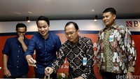 Penandatanganan Perjanjian Kerja Sama antara BNI dengan GO-JEK tersebut dilaksanakan di Jakarta, Kamis (28/07/2016) oleh Senior Executive Digital Banking BNI Dadang Setiabudi dan Chief Financial Officer GO-JEK Indonesia Andre Soelistyo.