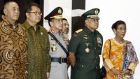 Hadir dalam sertijab tersebut Kapolri Jenderal Tito Karnavian, Panglima TNI Jenderal Gatot Nurmantyo, Kepala Badan Intelijen Nasional (BIN) Sutiyoso. Juga ada Menteri Pertahanan Ryamizard Ryacudu, dan Menteri Luar Negeri Retno Marsudi. Terlihat juga Menteri Kelautan dan Perikanan Susi Pudjiastuti. 