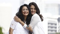Pepanah nasional, Dellie Threesyadinda, sangat dekat dengan ibundanya yang juga seorang srikandi, Lilies Handayani. (Rengga Sancaya/detikSport)