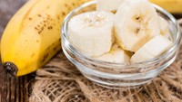 Pisang, menurut dr Dalton Smith adalah camilan pra-tidur karena merupakan sumber potasium dan magnesium yang baik, yang dapat membantu relaksasi otot dan membuat kantuk. Selain itu, pisang juga mengandung triptophan yang dapat menenangkan. Foto: iStock
