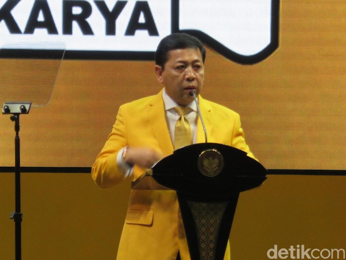 Novanto Serahkan Piagam Deklarasi Dukungan Golkar di Pilpres 2019 ke Jokowi