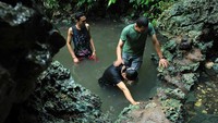 Para traveler yang datang umumnya didominasi oleh kaum hawa. Awalnya mereka membuat antrean, kemudian disambut oleh dua pria di mata air. Wisatawan pun dibacakan doa terlebih dulu, sebelum akhirnya ditenggelamkan sebentar ke bawah permukaan air (Randy/detikTravel)