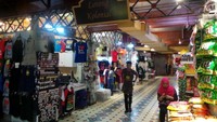 Di Central Market, traveler bisa membeli aneka barang, dari pakaian hingga aneka snack. Setiap gang atau lorong di pasar ini diberi nama sesuai dengan mayoritas barang yang dijual. Lorong yang satu ini diberi nama Lorong Kolonial (Wahyu/detikTravel)