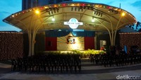 Di bagian luar pasar, sebagai atraksi hiburan disiapkan sebuah panggung pertunjukan. Setiap harinya, selepas Maghrib ada aneka pertunjukan seni musik maupun tarian dipentaskan di sini untuk menghibur wisatawan. Ada pula aneka penjaja makanan dalam bentuk food truck di sekitar area ini (Wahyu/detikTravel)