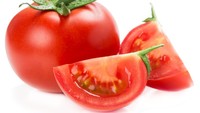 Sayuran yang sering disebut buah ini mengandung likopen antioksidan yang membuat warnanya merah terang dan bisa mengurangi risiko terjadinya kanker. Selain itu tomat juga kaya akan vitamin C, kalium, dan nutrisi lainnya. Foto: iStock