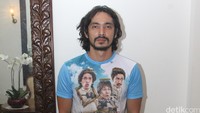 Tak melewatkan momen di Balai Kota, Abimana langsung berpose di depan kamera. Pool/Ismail/detikFoto.