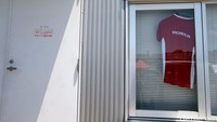 Baju seragam Astra Honda tergantung di jendela di salah satu ruangan.