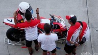 Kru Pit stop memberikan arahan kepada Rheza.