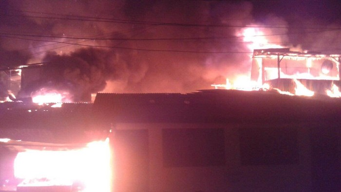 Kebakaran 25 Rumah Kontrakan di Klender Berhasil Dipadamkan