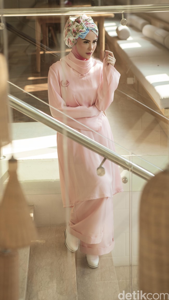 Wardrobe: Angel Lelga Label. Fotografer: Zaky Akbar. Makeup Artist: Vivi Thalib. Lokasi: Lewis & Carroll, Kebayoran Baru, Jakarta Selatan. Stylist: Kiki Oktaviani. Model: Angel Lelga.