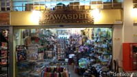 Ada banyak toko dengan nama yang menarik, salah satunya Sawasdee ini yang mirip-mirip bahasa Thailand. Toko ini menjual aneka suvenir dengan harga yang lumayan murah, hanya berkisar 2-10 Ringgit Malaysia saja (setara Rp 6 Ribu-Rp 30 ribu) (Wahyu/detikTravel)