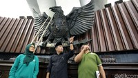 Akom didampingi Sekjen DPR Winanungtyastiti dan Kepala Biro Pengelolaan Barang Milik Negara Makmur (kanan).