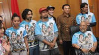 Seperti biasa, Ahok mengajak semua pemain untuk masuk ke dalam ruang kerjanya. Pool/Ismail/detikFoto.