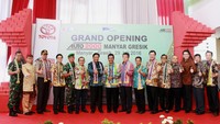 Para pimpinan dari Toyota Astra Motor (TAM), Bupati Gresik Sambari Halim, Wakil Bupati Gresik M Qosim, dan forum pimpinan daerah kabupaten Gresik mengacungkan jempol bersama usai peresmian.