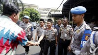 Ia tampak menyalami warga.