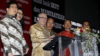 Wakil Presiden Direktur BCA Eugene Keith Galbraith memencet tombol menandai pembukaan perdagangan saham di Bursa Efek Indonesia, Jakarta.