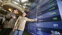 Direktur Perdagangan dan Pengaturan Anggota Bursa BEI Samsul Hidayat bersama Wakil Presiden Direktur BCA Eugene Keith Galbraith memantau pergerakan saham.