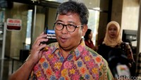 Dia enggan memberikan komentar tentang maksud kedatangannya.