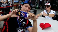 Penggemar berfoto dengan Nicky Hayden.