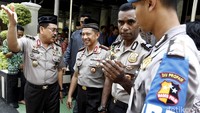 Kapolri didampingi sejumlah stafnya.