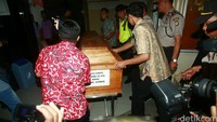 Jenazah Seck Osmane  dibawa dengan menggunakan peti jenazah berwarna cokelat.