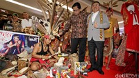 Wakil Ketua MPR Osman Sapta dan Gubernur Kalimantan Barat Cornelis MH meninjau pameran parawisata, ekonomi kreatif dan seni budaya Kabupaten Landak.