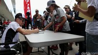 Buktinya, pada ajang Suzuka 8 Hours 2016, terlihat ratusan orang Jepang rela berpanas-panasan mengantre untuk mendapatkan tanda tangan Hayden di area pitstop.
