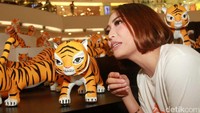 Ayu Dewi pun ikut berpose dengan boneka harimau lucu. Pool/Gus Mun/detikFoto.