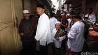 Sjafrie terlebih dahulu salat jumat bersama warga di Kampung Pulo, Jakarta Timur, Jumat (29/7/20). Setelah itu Sjafrie bersilaturahim dengan warga.