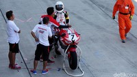 Dengan mengedarai motor CBR 600RR Rheza Danica Ahrens melakukan persiapan di area pitstop.