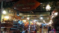Sementara di Lorong Melayu, traveler akan menemukan aneka barang kerajinan baik dari kayu dan rotan yang mirip-mirip dengan apa yang bisa traveler temukan di Indonesia. Baju batik ala Malaysia pun bisa ditemukan dengan mudah di sini (Wahyu/detikTravel)