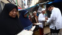 Dalam kunjungan itu Sjafrie juga bagi-bagi beras untuk warga.